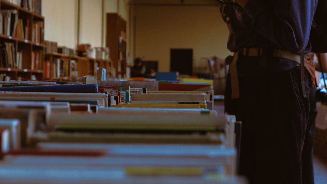 图 / Pexels · Matteo Basile Explore a peaceful library setting with rows of books offering knowledge and inspiration.