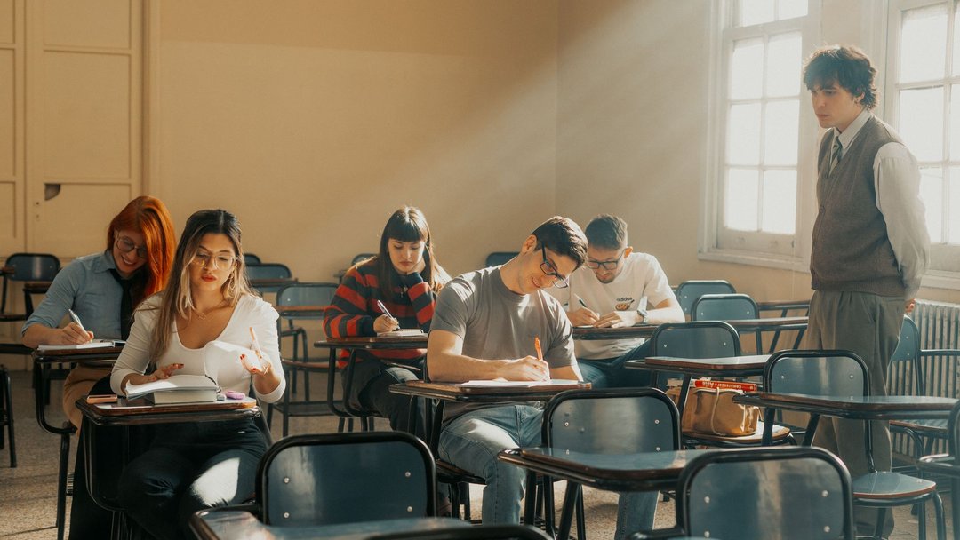 图 / Pexels · Gera Cejas Students attending a lecture in a Buenos Aires university classroom, sunlight streaming in.